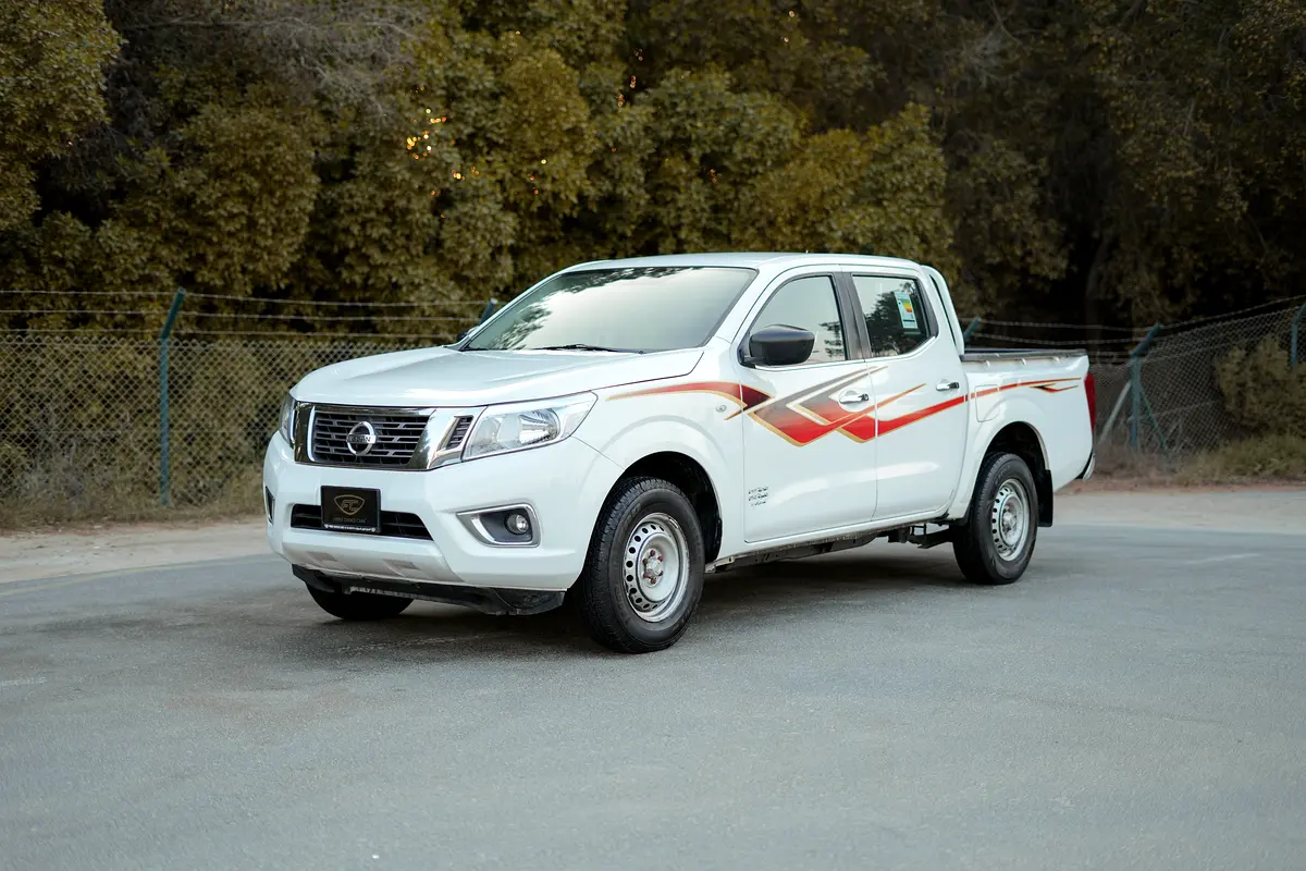 Nissan Navara 2022 — photo 1 of 16