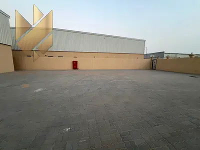 حوطة صناعية وتجارية 24,500 قدم بالصجعة مع مستودع وشو روم وكهرباء 224KW