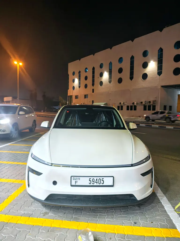 Tesla Model Y 2026 — photo 1 of 6
