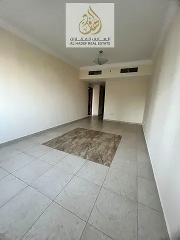 شقة غرفتين وصالة للإيجار في الشارقة التعاون بإطلالة مباشرة على بحيرة الخان مع بلكونة ومساحات واسعة داخل برج عائلي آمن