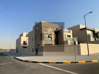 استمتع بأسلوب حياة فاخر في فيلا G+2 تضم 6 غرف نوم واسعة، وغرفة خادمة، ومسبحًا مغطى، ومنطقة جلوس أنيقة، وتشطيبات فاخرة عالية الجودة