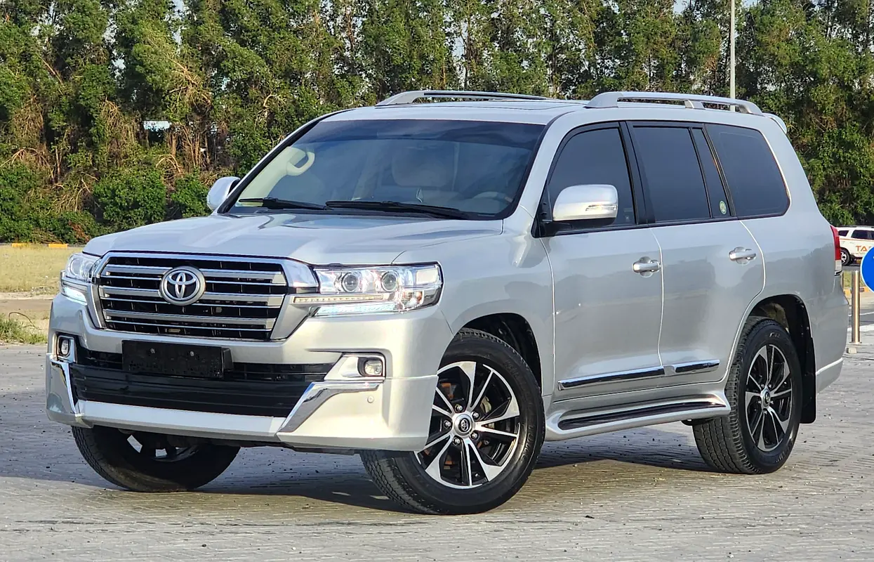 Toyota Land Cruiser 2018 — photo 1 of 18