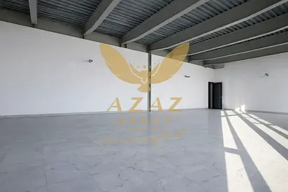 مستودع واسع بمساحة 10,517.74 قدم مربع مع طابق نصفي | موقع متميز في أم القيوين