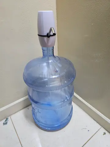 Water can with automatic dispenser