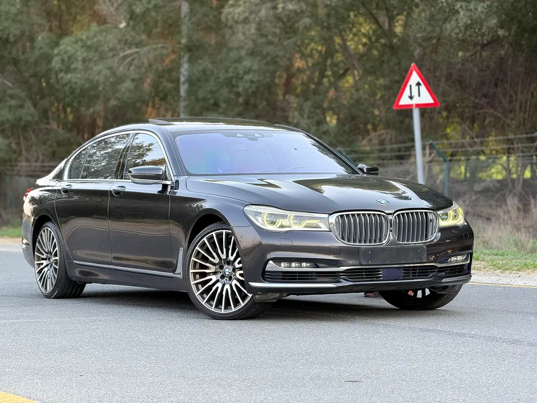 BMW 7-Series 2016 — photo 1 of 20