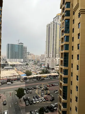 للبيع بعجمان – أبراج الخور فرصة مميزة للتملك في موقع حيوي بإطلالة مميزة داخل أبراج الخور، شقة غرفة وصالة بتصميم عملي ومساحة جيدة، مناسبة للسكن أو الاس
