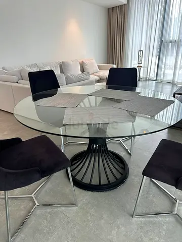Round Glass Dining Table – 137 cm, Black Metal Base