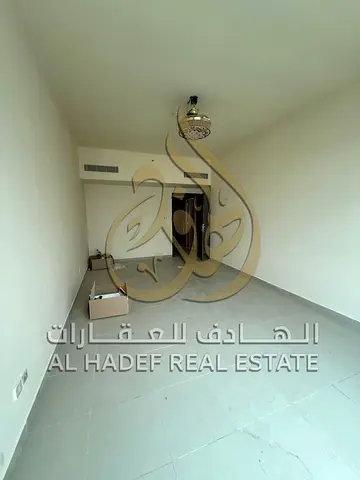 شقة غرفتين وصالة مع مجلس للإيجار في الخان | إطلالة بحيرة مباشرة + غرفة خادمة + مساحات واسعة