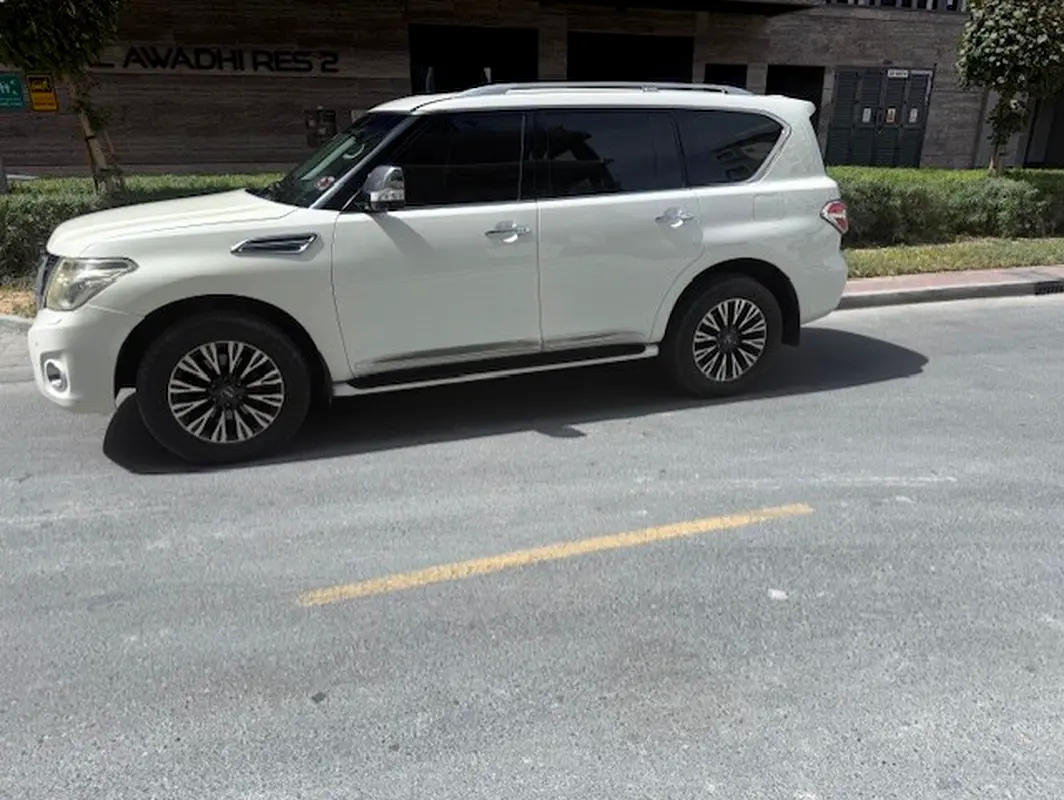 Nissan Patrol 2017 — photo 1 of 8