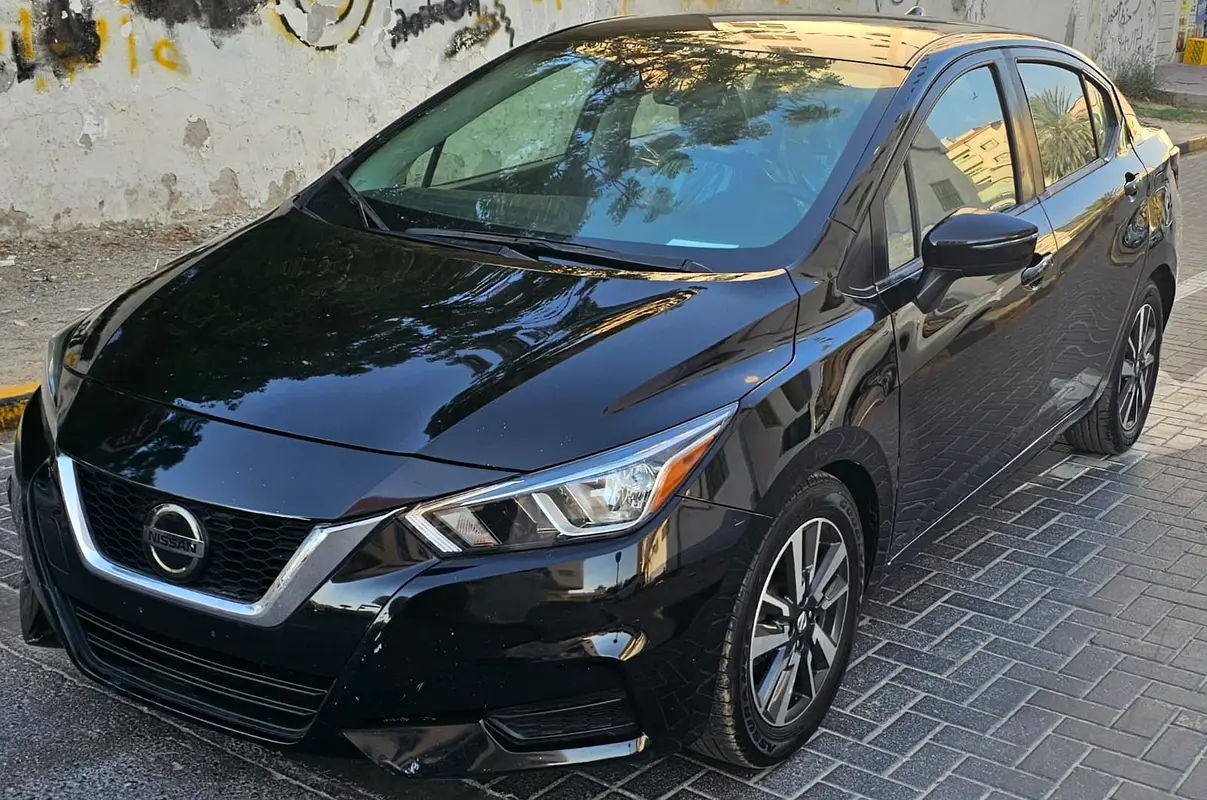 Nissan Versa 2021 — photo 1 of 7