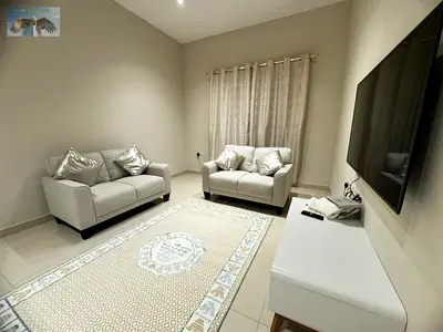 شقة مفروشة غرفتين وصالة في برج راقٍ جداً على شارع خليفة مباشرة، بالقرب من جسر غلفا، مناسبة للأفراد أو العائلات الباحثين عن سكن فاخر