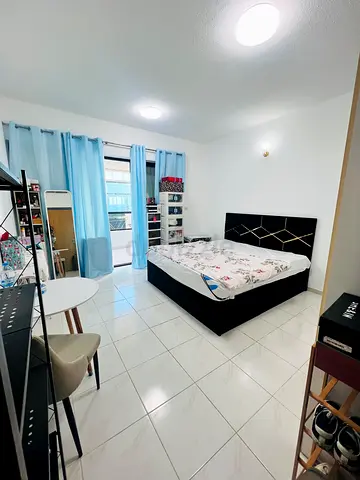 🏡 Female Bedspace Available | Balcony Room | In Front of Financial Centre Metro