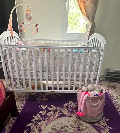 Baby crib with accessories