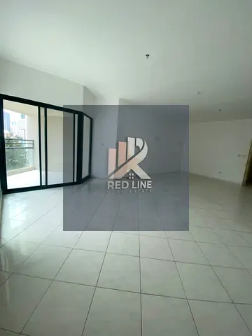 شقة للإيجار: ثلاث غرف وصالة، غرف خادمة ماستر، إطلالة بحرية جانبية، بلكونتين،خزائن مدمجة، وتكييف على حساب المالك