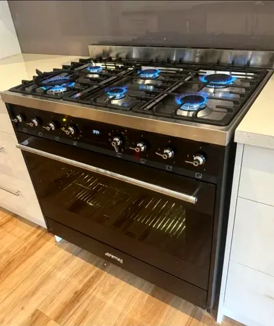 Smeg latest model top gas with electric oven 90cm