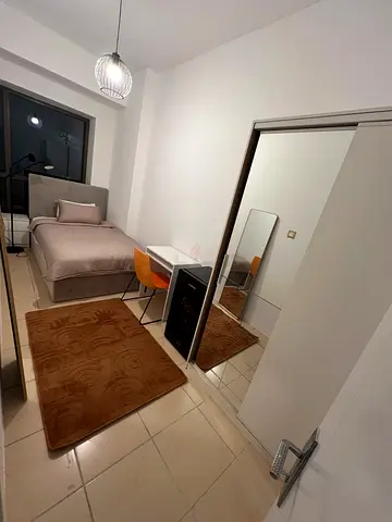 Super clean cozy private room with window