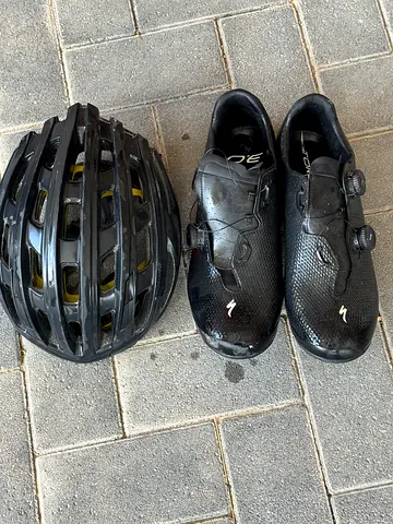 Specialized road cycling shoes (BOA) + helmet — used, good condition