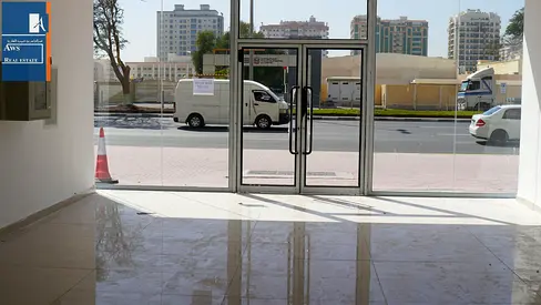 High-Visibility Front-Facing Shop in a Prime Commercial Hub