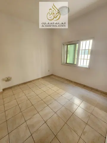 شقة غرفة وصالة للإيجار في الشارقة البوطينة مع باركن قريب ومساحات مريحة وموقع حيوي قريب من جميع الخدمات