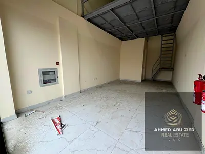 ارقي واشيك محل للإيجار السنوي في الجرف 1، محل تجاري بميزانين بمساحة ممتازة مقابل مدرسة الأقصى، الإيجار 65,000 درهم، التأمين 10%، الدفع 4 دفعات موقع مت