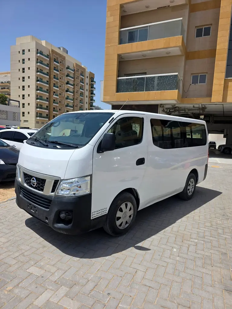 Nissan Urvan 2015 — photo 1 of 12