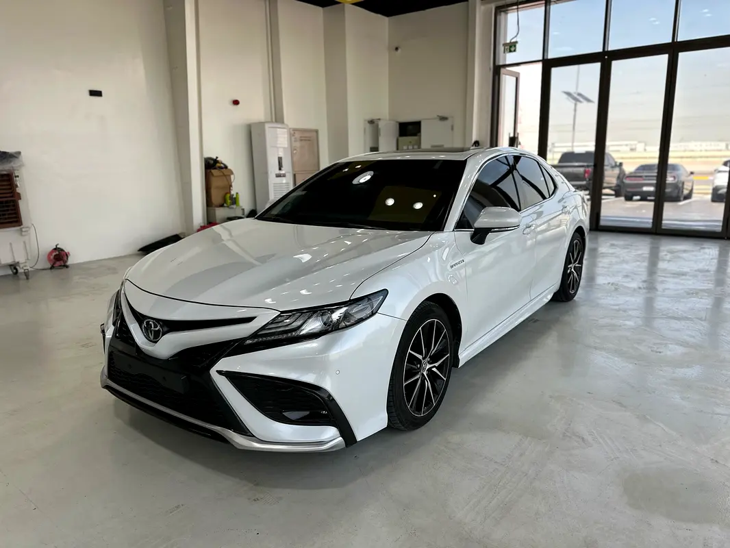 Toyota Camry 2024 — photo 1 of 16