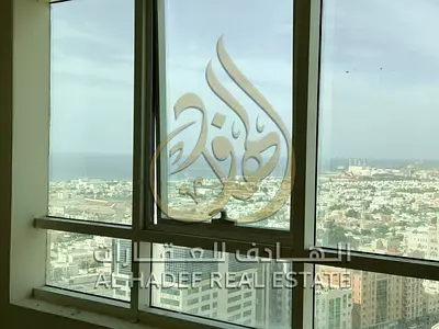 شقة ثلاث غرف وصالة للإيجار السنوي في الشارقة – الخان، بمساحات واسعة وتصميم عصري، غرف نوم مريحة، صالة كبيرة بإضاءة طبيعية، خزائن بالحائط لتوفير المساحة