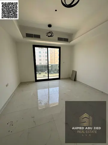 غرفتين وصالة بناية جديدة أول ساكن مع 2 حمام وبلكونة مميزة بإطلالة مفتوحة ومساحة واسعه جدا وتكييف مركزي ومطبخ مجهز مع خزائن بالحائط وشهر مجاني