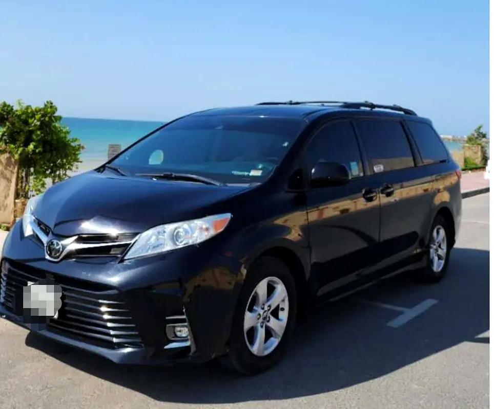 Toyota Sienna 2018 — photo 1 of 6