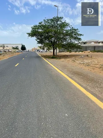 للبيع في الشارقه منطقه   الصجعه الصناعيه   ارض صناعي مساحه   14000 قدم   تصريح صناعي   حوطه مستودعات   شبرات سكان عمال