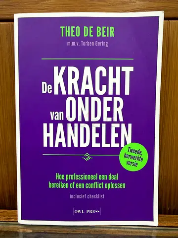 De Kracht van Onder Handelen