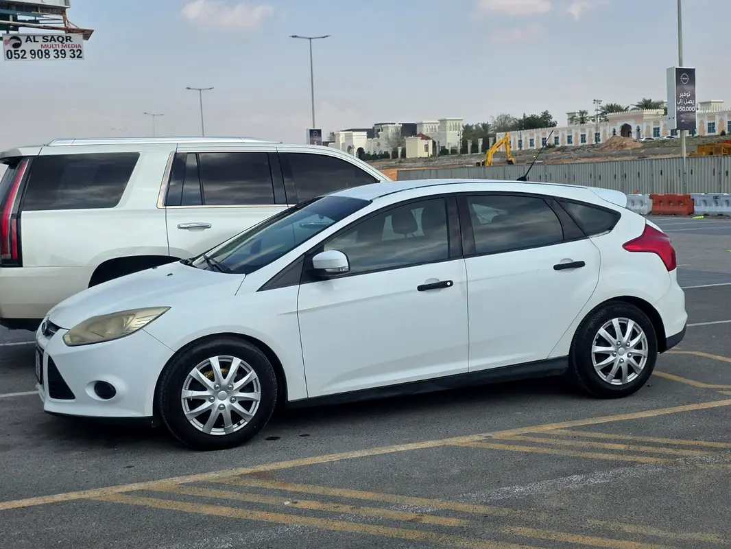 Ford Focus 2012 — photo 1 of 12