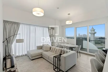 Prime Location | Bright Unit | Fitted Kitchen