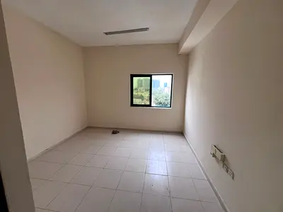 استوديو للإيجار السنوي في قلب الراشديه عجمان، بموقع ممتاز وقريب من جميع الخدمات ووسائل النقل. الاستوديو يتميز بمطبخ منفصل ومساحة واسعة مضيئة بالكامل،