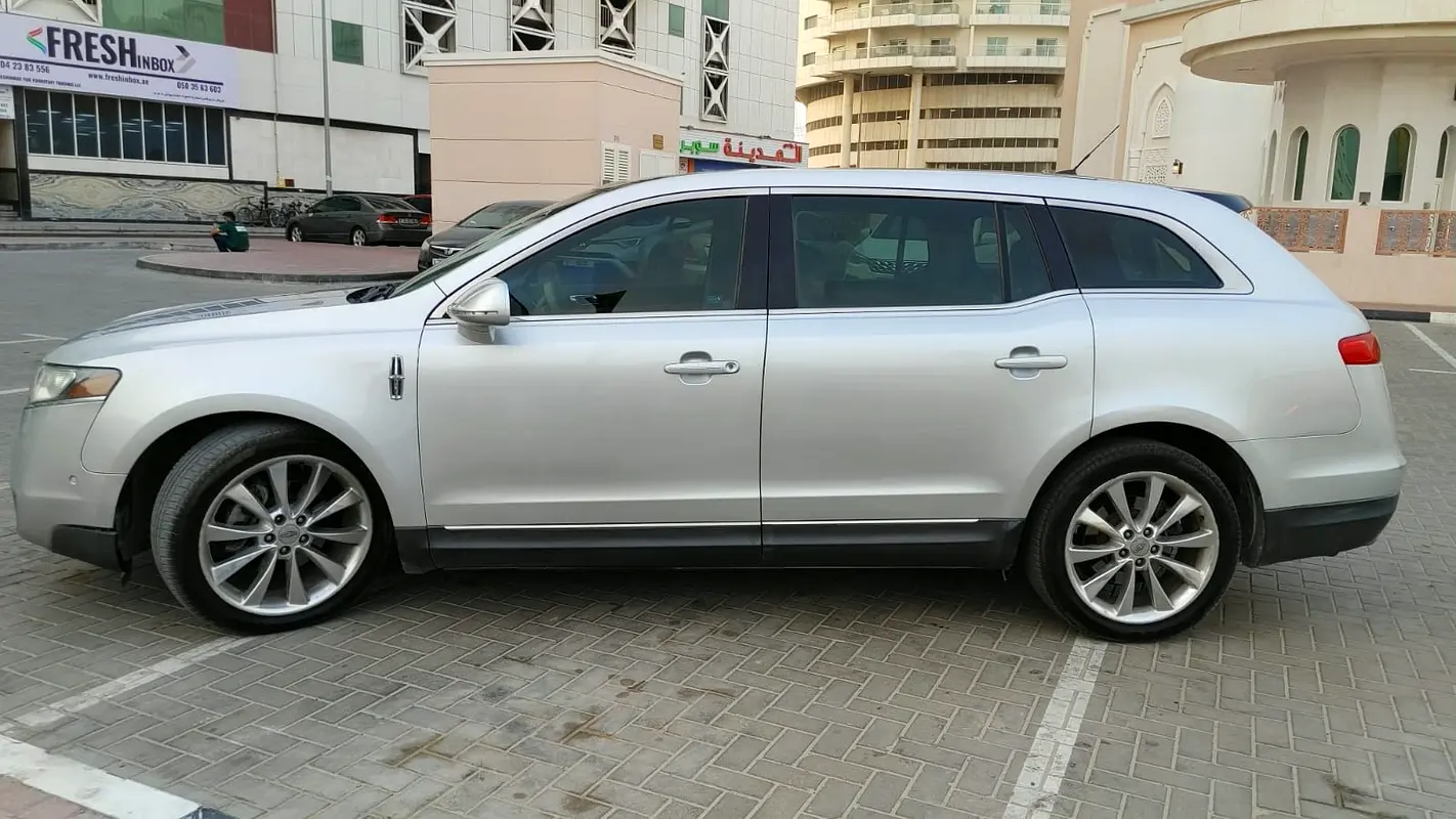 Lincoln MKT 2011 — photo 1 of 15