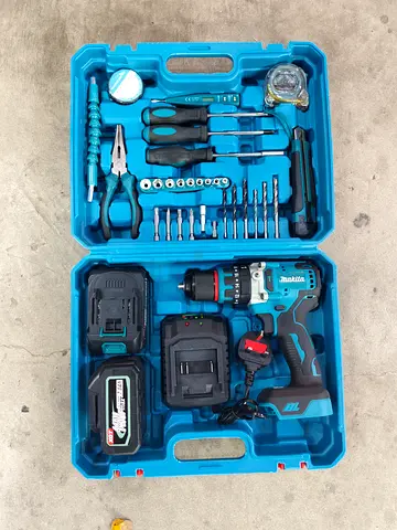 (Makita) - Cordless Drill Kit With 2 Batteries, Charger And Accessories