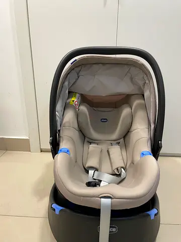 Beige infant car seat with base - good condition