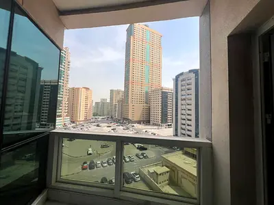 اجمل اطلالة مفتوحة ببلكونة لثلاث غرف وصالة مع غرفة خدامة  وغرفة ماستر  في المجاز2 مع تكييف وشهر ومسبح مجانا مطبخ كبير