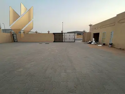 حوطة صناعية متكاملة للإيجار في الصجعة بمساحة كبيرة وتجهيزات مصنع