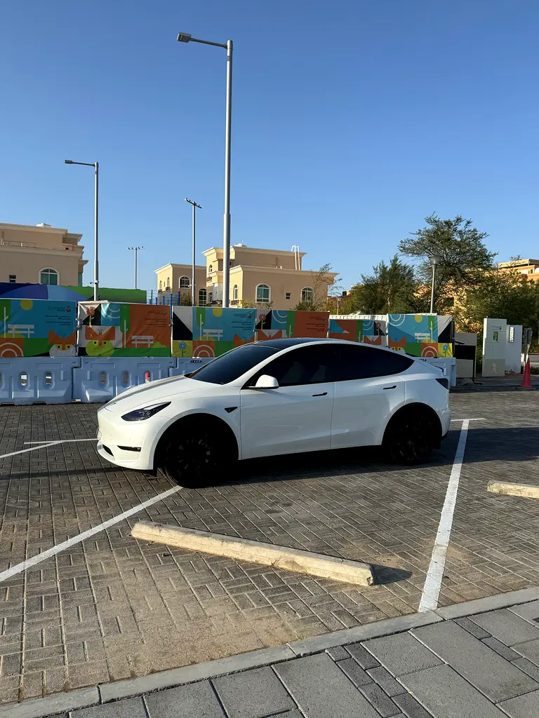 Tesla Model Y 2022 — photo 1 of 6