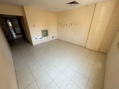 استوديو طابق أرضي للإيجار السنوي في الراشدية عجمان مساحة كبيرة جداً تكييف مركزي قريب من الكورنيش وحديقة السيدات موقع مميز