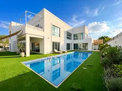 Luxury 5BR Villa | Majlis | Pool | Gym | Elevator