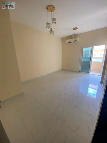 شقة غرفة وصالة في المويهات 1 بعجمان، مساحة واسعة مع حمام وبلكونة، موقع مميز وقريب من الخدمات، مناسبة للسكن العائلي