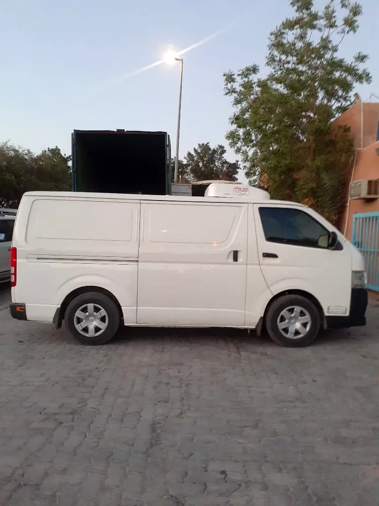 Toyota Hiace 2013 — photo 1 of 10