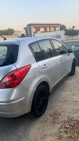 Nissan tida hatchback 2011