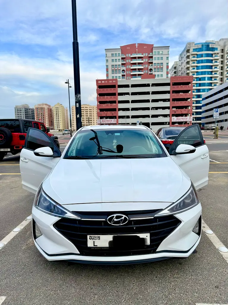 Hyundai Elantra 2019 — photo 1 of 16