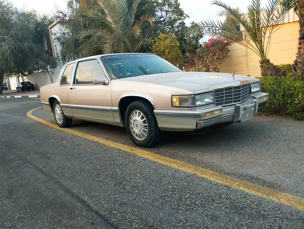 Cadillac DTS/De Ville 1991 — photo 1 of 10