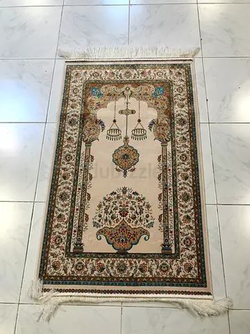Traditional cream prayer rug with mosque motif