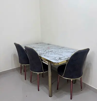 Extendable 6 seater dining table -furniture