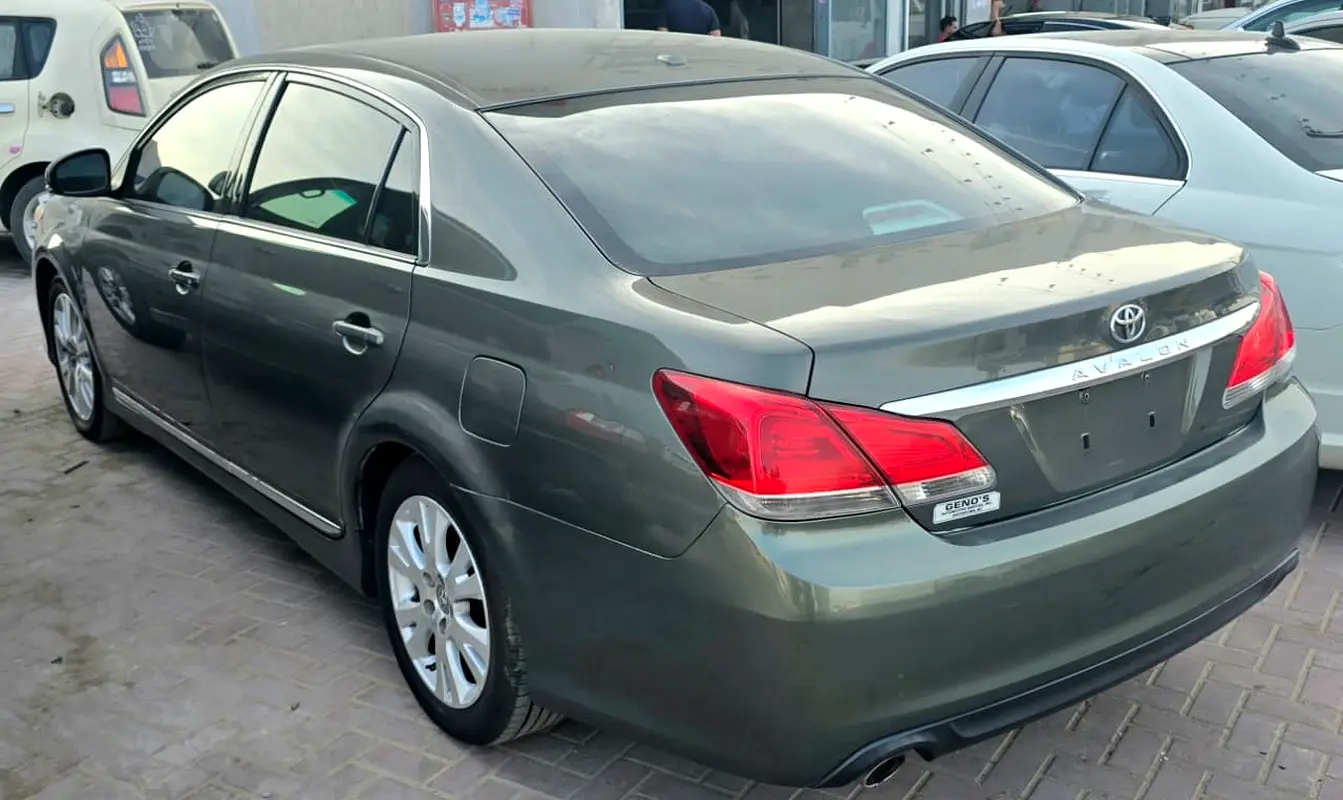 Toyota Avalon 2011 — photo 1 of 6